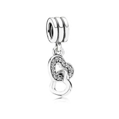 Charm Pandora de plata de ley con circonitas. Forma: 2 corazones. Largo total: 2