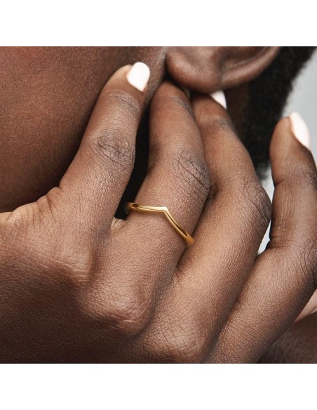 168742C00 - Anillo Chevron Pulido en Oro 14k de Pandora - Elegancia Minimalista